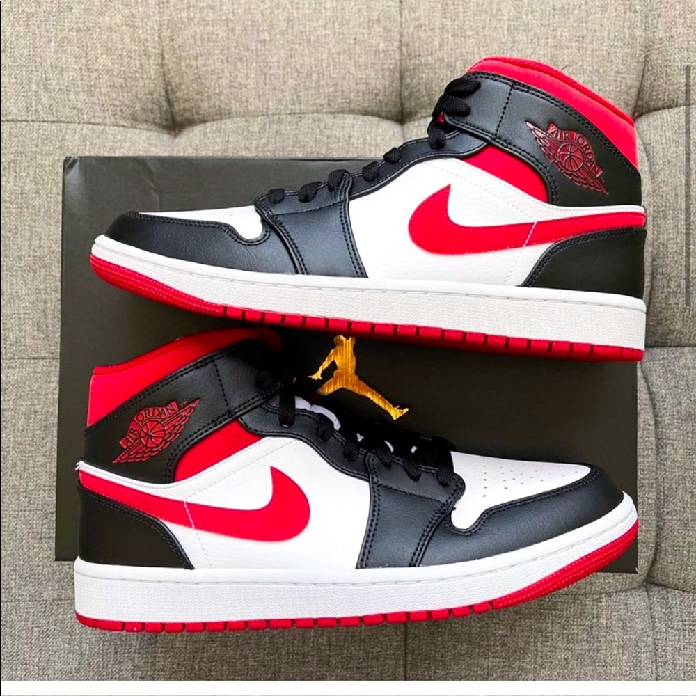 Snickers white red and blue